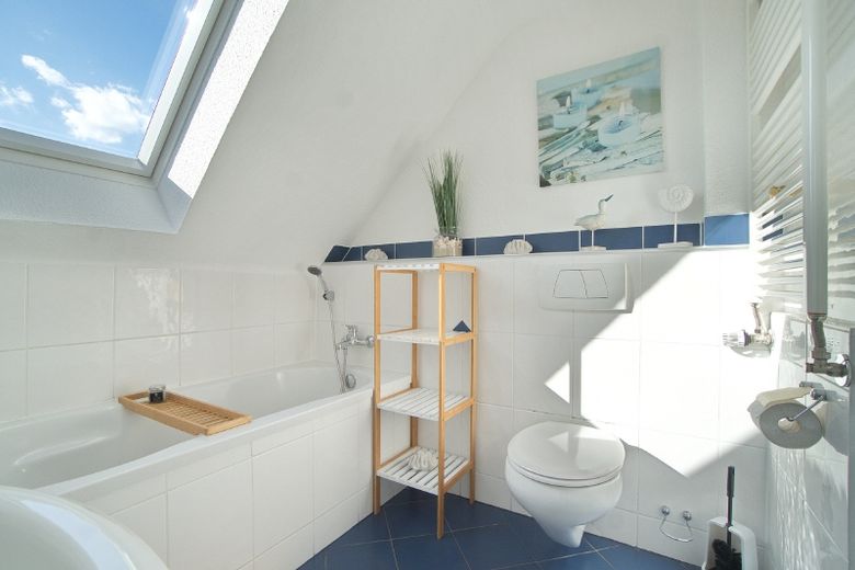 Behaglich-moderne Dachgeschosswohnung, verkehrsgünstig gelegen, für Berufspendler. – a8e980368164c32a9b5f9d33350a11586dca5484.jpg