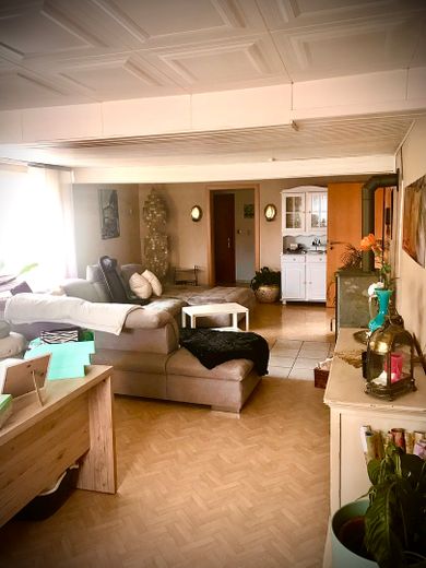 यहाँ सामुदायिक/बहु-पीढ़ी आवास संभव है! – Wohnzimmer im Altbau