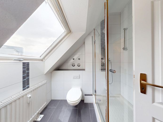 Provisionsfreie 5-Zimmer-Maisonette mit zwei Badezimmern und Balkon – Bad oben