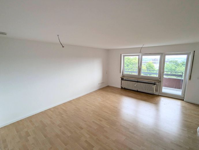 Einladung in dein/euer neues Zuhause (2 Zi, 6. Stock, Aufzug, Balkon, Stellplatz, EBK) – Wohnzimmer