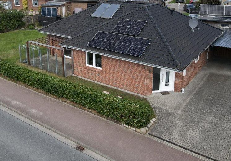 Casa unifamiliare a Schwabstedt, con impianto fotovoltaico, accumulo e solare termico – Luftansicht