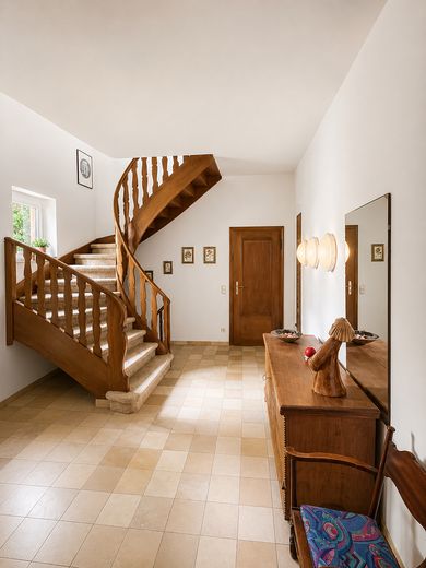Spacious garden apartment with an exceptional living area, terrace, and direct views of greenery – Hausflur
