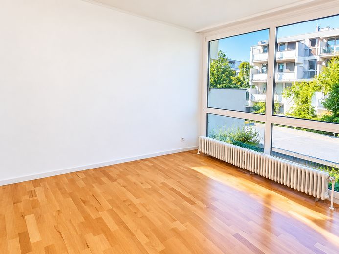 Lichtdurchflutete 2 Zimmer Wohnung in zentraler, aber ruhiger Lage von Unterhaching – Helles Wohnzimmer 