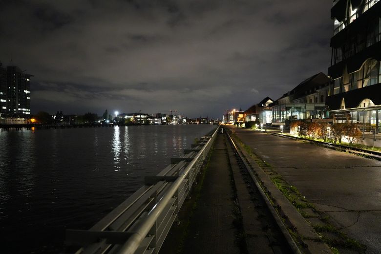 Luxuriöses Apartment an der Spree mit großer Sonnen-Dachterrasse – Umgebung (nachts)