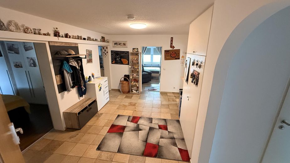 Klimatisiertes Raumwunder: Renovierte 4-Zimmer-Wohnung mit 2 Balkonen & 2 Garagen – Flur