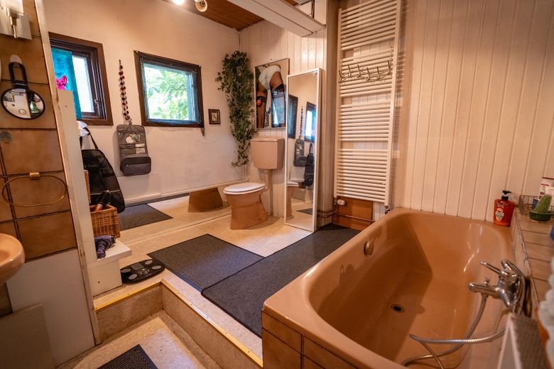 Traumgrundstück mit 840 m² – Haus mit Potenzial zur individuellen Gestaltung – Badezimmer mit Badewanne