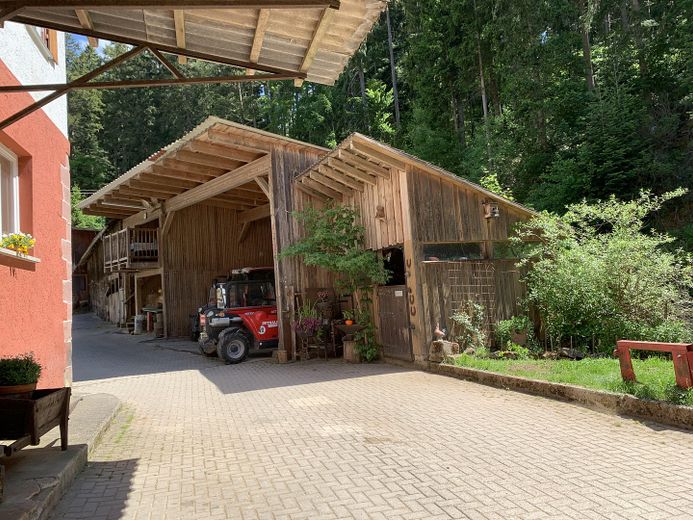 Bauernhaus / ehemalige Getreidemahlmühle in Alleinlage zu verkaufen – Schuppengebäude