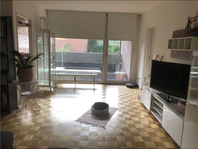 Bezugsfreie zentrale 2 Zimmerwohnung im Grünen – Wohnzimmer