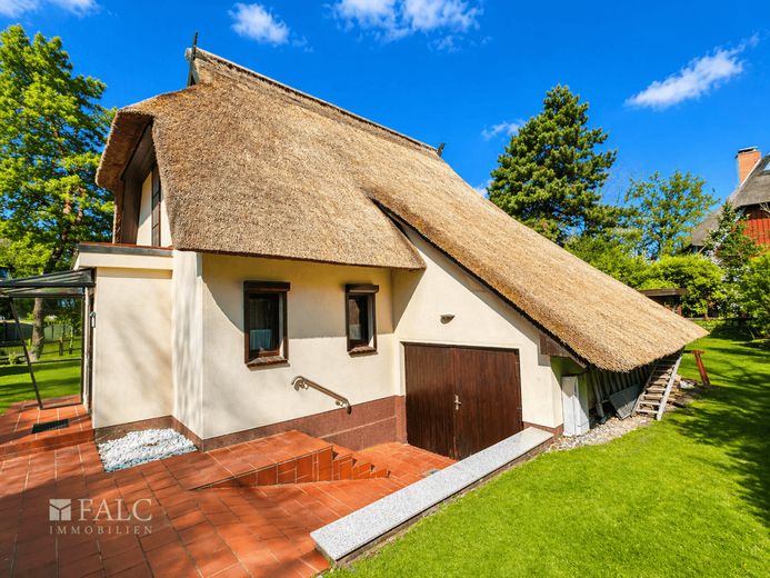 ***Erste Reihe, Reetdach, Ostsee - exklusives Ferienhaus in Ahrenshoop*** – Seitenansicht Außen