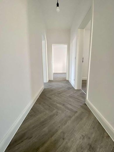 Sanierter Altbau in Buckau: 4,5 Zimmer, Balkon + Austritt, 4. OG ohne Aufzug – Flur