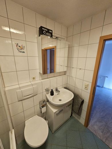 Attraktive 2-Zimmer-Wohnung mit Balkon & TG-Stellplatz in Bildechingen – Bad2
