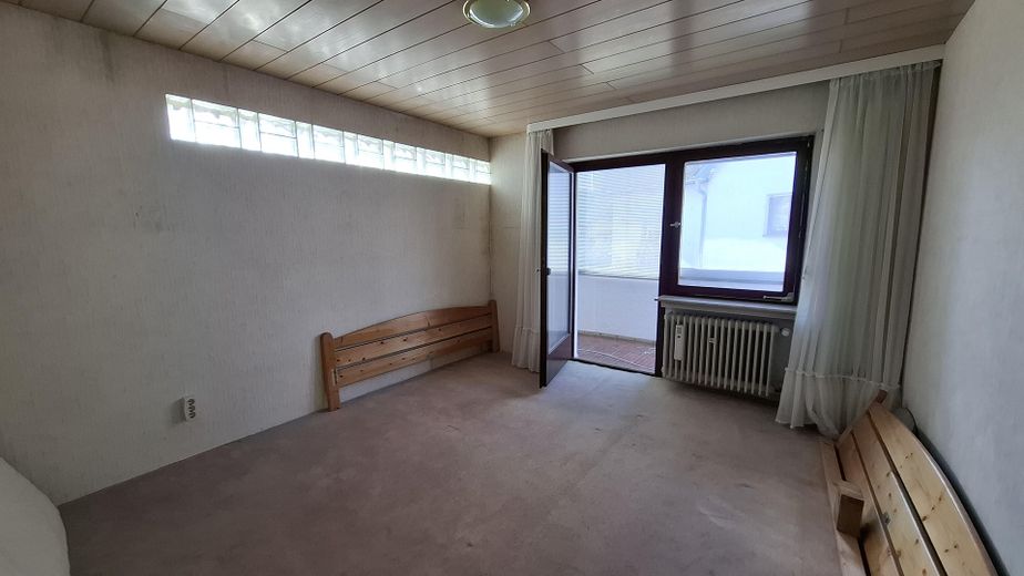 Maison bifamiliale avec jardin mature + 2 garages dans un bon emplacement, sans commission pour l’acheteur – Zimmer mit Zugang Balkon OG