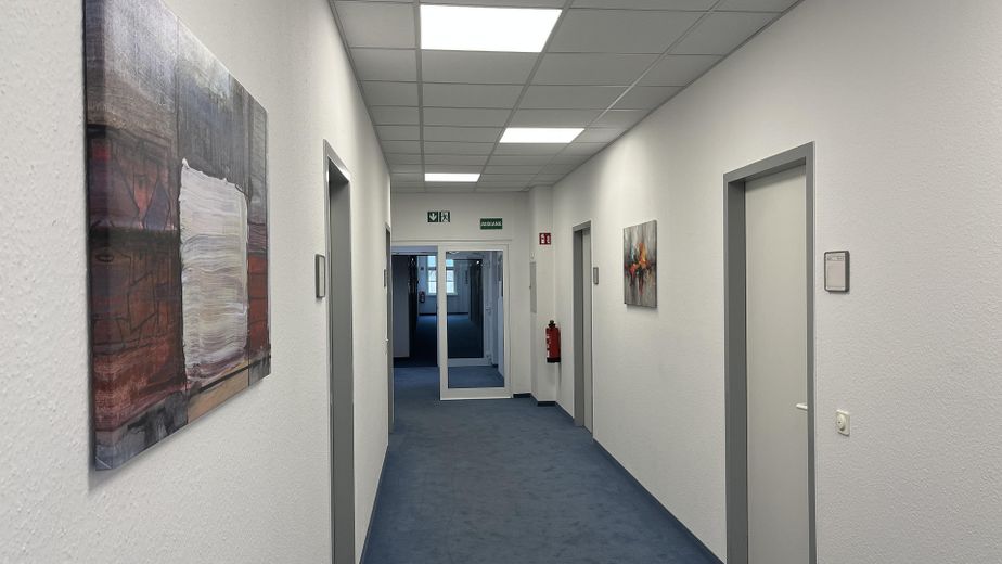Attraktive Einzelbüros "all inclusive" in zentraler Lage von Spandau – Flur mit Einzelbüros