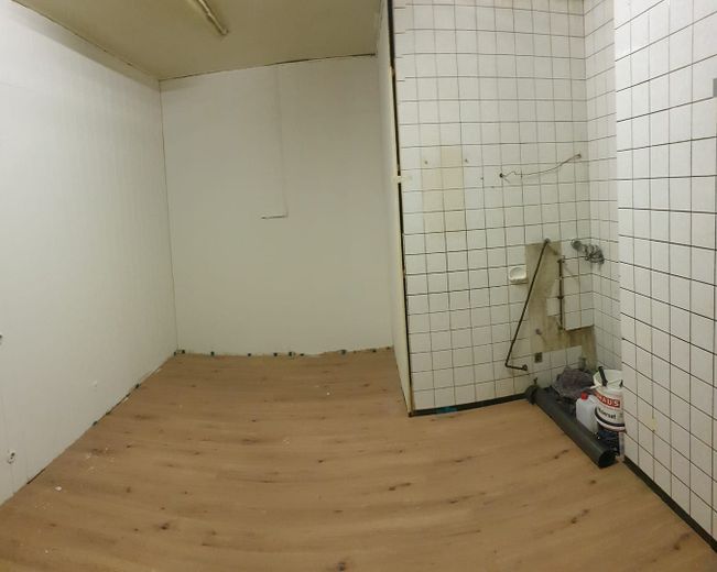 1 Zimmer mit Ladenfenster zum Hinterhof & WC in Kassel Miete oder Mietkauf ab €200 + €222 NK – Zimmer oder Laden