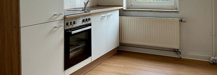 Świeżo odnowione, kuchnia w zabudowie + miejsce parkingowe w cenie: 67 m² w kamienicy za jedyne 371 € czynszu bez opłat!