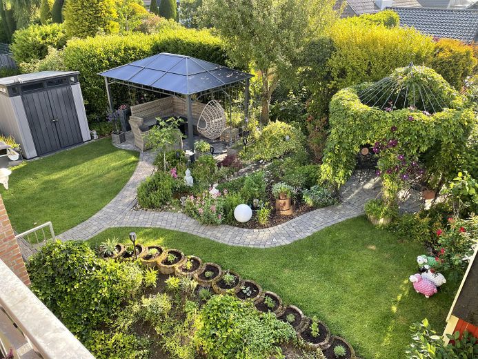 Garten mit Terrasse vom Balkon