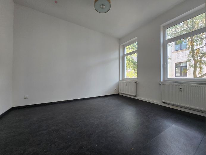 WG-geeignete ruhige und helle 3-Zimmer-Wohnung im 1. OG in Duisburg Alt-Homberg – Schlafzimmer Straßenseite