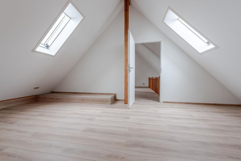 Loft-Feeling auf zwei Ebenen: Maisonette mit Galerie und Balkon mitten in Bensheim – Zimmer Obergeschoss