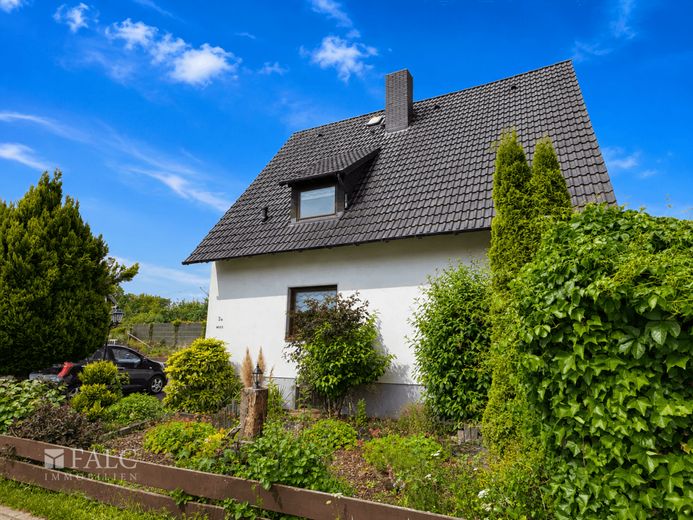 Gartenidylle mit Wintergarten-charmantes Einfamilienhaus zum Wohlfühlen in der Nähe von Langen – Straßenansicht