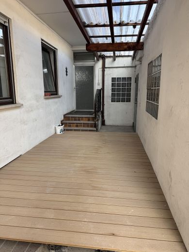 Helle 2-Zimmer-Wohnung, 75 m², kernsaniert, mit Terrasse und Garage – Terrasse