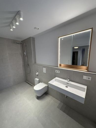 Neubau - Erstbezug - Niedrigenergiehaus - 1 ZW inkl. EBK, Stellplatz, Terrasse ca. 45m² Wfl. – Badezimmer