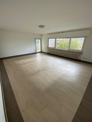 Renoviertes Mehrfamilienhaus in Bestlage direkt in Lollar – 35qm Wohnzimmer EG mit Balkon