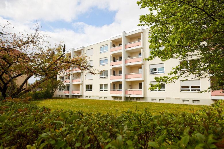 Vollvermietete 4-Zimmer-WG-Wohnung in Obermenzing, saniert und möbliert – Außenansicht Innenhof