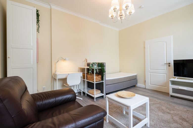 Мебльована 1-кімнатна квартира Aachen-Burtscheid, відремонтована | Furnished Apartment – Schlaf- & Wohnbereich