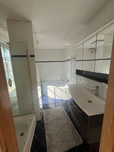 Einzigartig DG-Wohnung im nur 2 OG. mit 30m² Dachterrasse & Kamin in Burgdorf-Kernstadt – Tageslicht Badezimmer