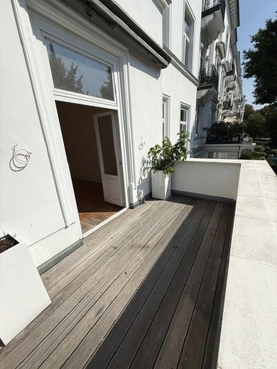 Stilvolle 2 Zimmer Altbauwohnung in der Belleetage in Hamburg-Harvestehude - – Schöner Balkon