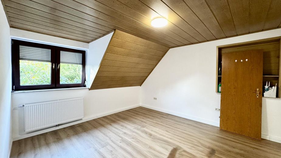 Freshly renovated 3-room attic apartment in a two-family house with fireplace connection – Kinderzimmer
