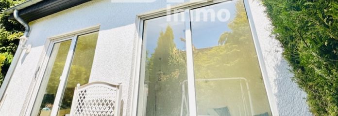 Bonheur résidentiel plein de charme – votre nouveau chez-vous avec carport / terrasse et grand espace de jardin