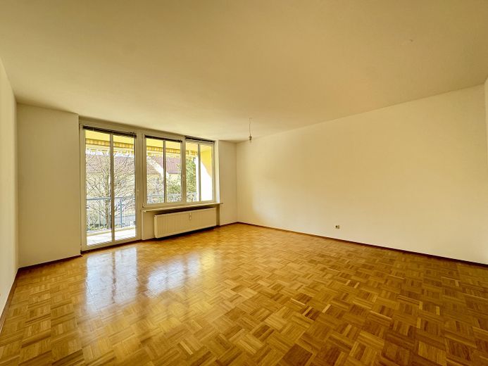 Familiengerecht – gut geschnittene 3-Zimmerwohnung in  München Schwabing-Freimann – Wohnzimmer mit Blick ins Grüne
