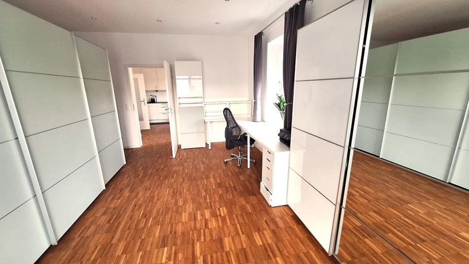 Großzügige 2-Zimmer-Wohnung, hochwertige Einbauküche, Innenstadt, Südbalkon – Arbeitszimmer