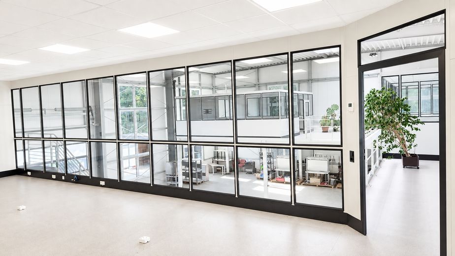 Eigenständige, hochwertige Gewerbeeinheit mit Halle, Büros & Galerie – direkt an der B12 – 10_Halle_OG_Seminar_Besprechun