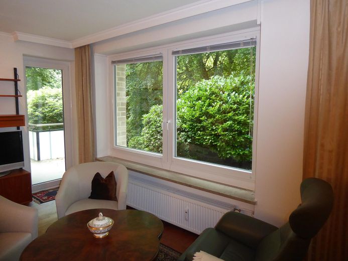 Well-laid-out apartment with a view of the greenery, top energy efficiency, top condition – Wohnzimmerfenster, Balkontür