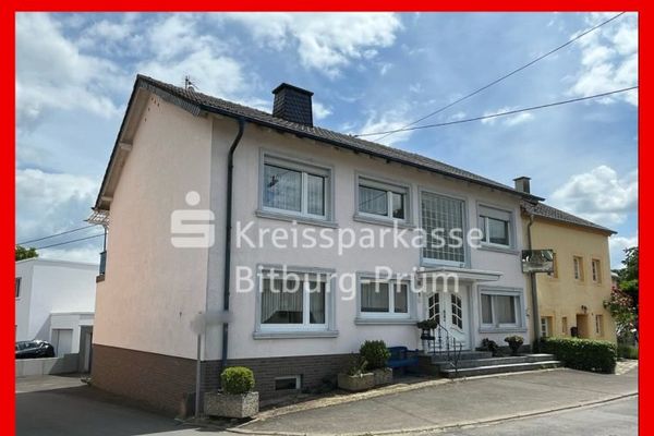 Zweifamilienhaus mit Garage und Gartengrundstück