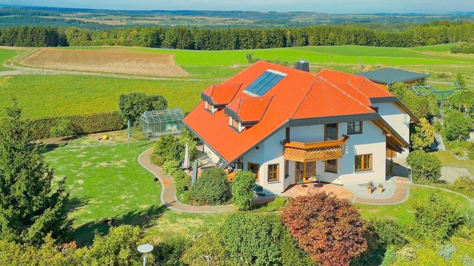 Prestigious A+ country house with in-law apartment on park-like grounds – Weitblick