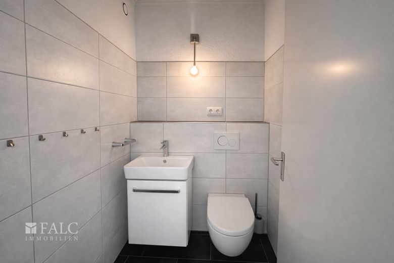Top Lage direkt an der Weser - Penthouse-Feeling zum verlieben! – Modernes Gäste-WC