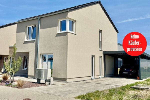 HORN IMMOBILIEN ++ Casa unifamiliare in condizioni pari al nuovo a Neubrandenburg Obodritenstraße, cucina componibile + posto auto coperto