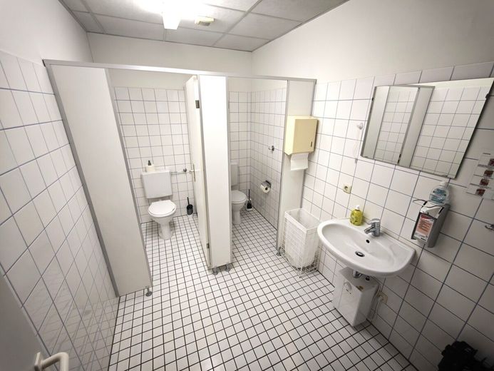Attraktives Investment: Büro- und Lagerflächen mit konstanten Mieteinnahmen – Objekt 1 WC D _ OG