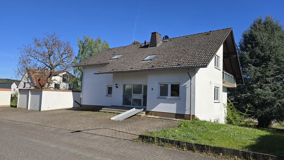 Bezugsfrei & provisionsfrei: Flexibles Dreifamilienhaus in Weilburg – Vorderseite 2