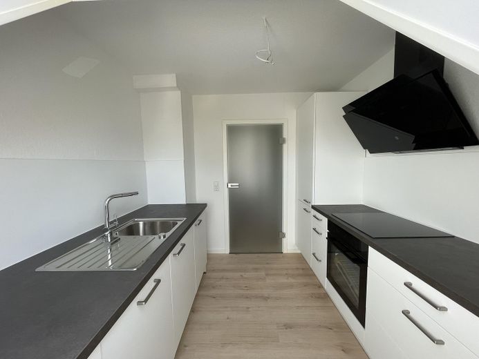 Erstbezug nach Sanierung: Helle 3-Zi.-DG-Wohnung mit Blick auf Burg & Stadt – Küche