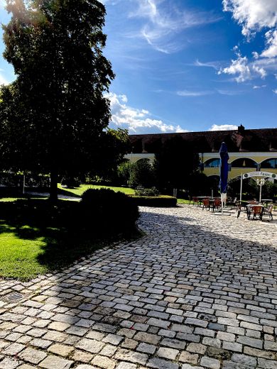 Schlosshof mit Biergarten