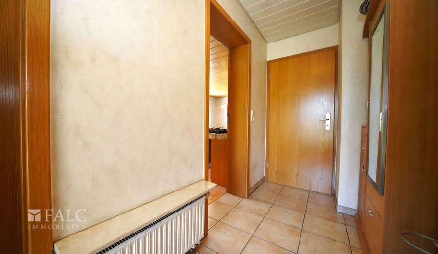 Alles was das Eigentum begehrt! Idyllisches Einfamilienhaus mit viel Potenzial - FALC Immobilien – Flur DG
