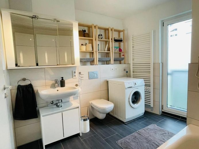 München-Aubing: Neuwertige familienfreundliche 4-Zimmer-Wohnung mit Blick ins Grüne / S-Bahn-Nähe – Badezimmer