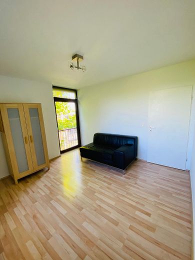 Helle 3-Zimmer-Wohnung mit Einbauküche & Aufzug & West-Loggia in München – Schlafzimmer 2