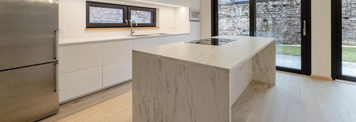 Casa unifamiliar de alta calidad 2023 | Patio privado dentro de la muralla | A+ | Sin comisión – Küche mit Kochinsel