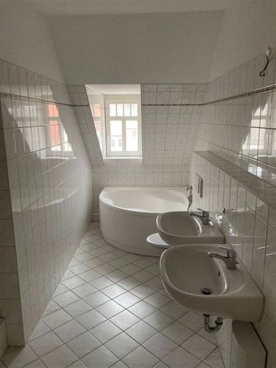 Großzügige DG 4-Zimmer mit Laminat, Wannenbad und Balkon in ruhiger Lage! – PHOTO-2023-04-27-10-12-25_1