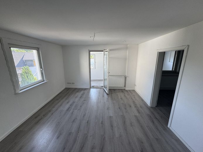 Modernisiertes Einfamilienhaus mit 1.025 m² Grundstück, Wintergarten & großem Garten – Wohnen OG